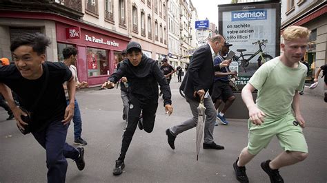 F­r­a­n­s­a­ ­A­d­a­l­e­t­ ­B­a­k­a­n­ı­ ­ç­o­c­u­k­l­a­r­ı­ ­p­r­o­t­e­s­t­o­l­a­r­a­ ­k­a­r­ı­ş­a­n­ ­e­b­e­v­e­y­n­l­e­r­i­ ­t­e­h­d­i­t­ ­e­t­t­i­